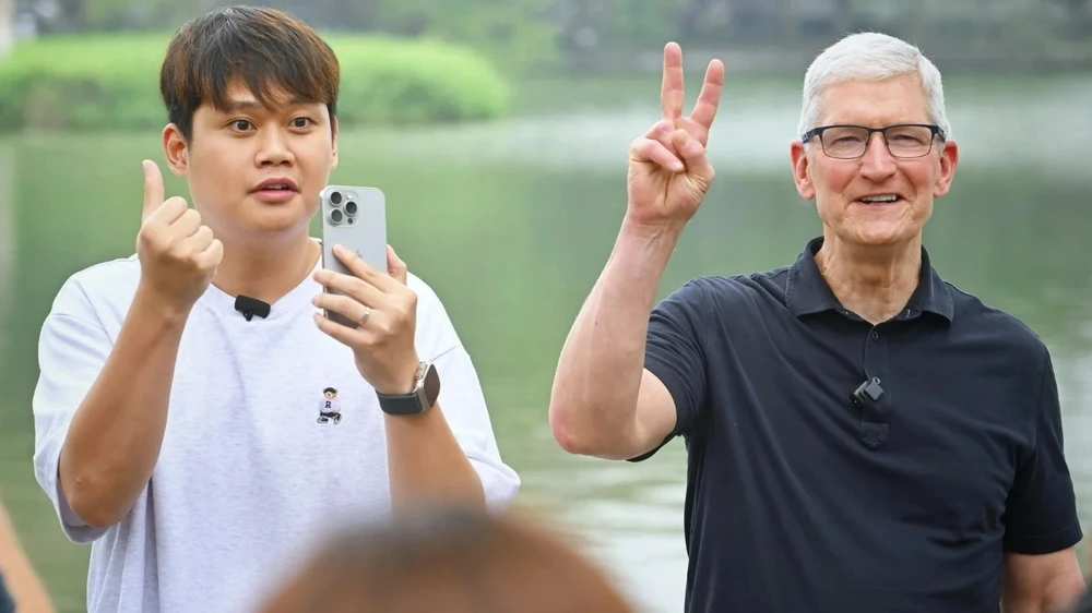 CEO Apple - ông Tim Cook và nhà sáng tạo nội dung Duy Thẩm. Ảnh: TravelLive Từ chuyến thăm của CEO Apple đến Việt Nam đến việc 60 tỷ USD sẽ vào trí tuệ nhân tạo Đông Nam Á