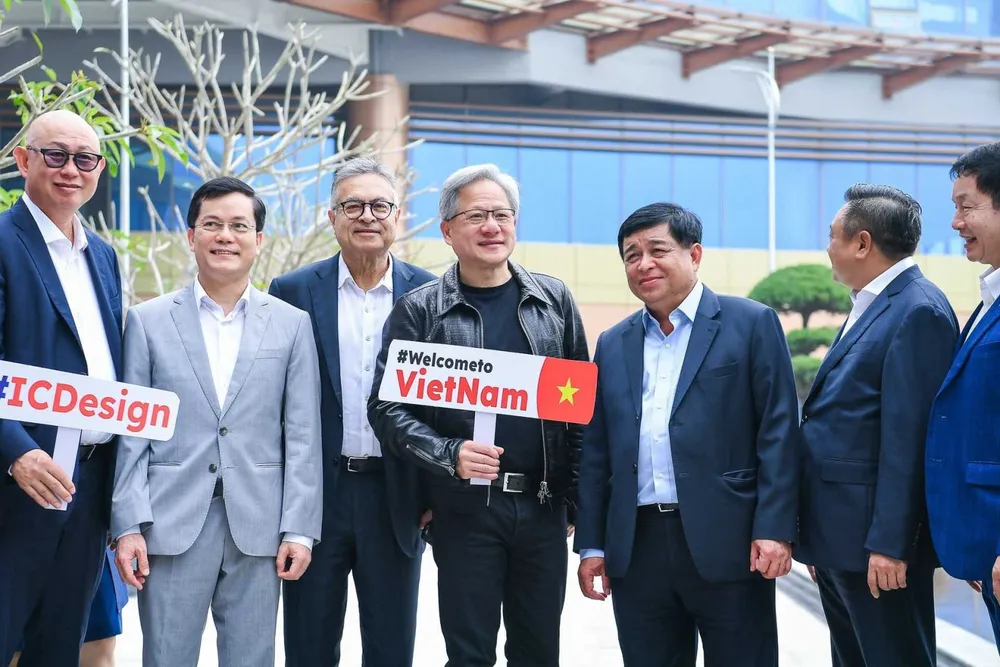 Tổng giám đốc NVIDIA - ông Jensen Huang và Bộ trưởng Bộ Kế hoạch Đầu tư Nguyễn Chí Dũng trong chuyến công tác tại Việt Nam, tháng 12 -2023. Ảnh: Đại sứ Hoàng Anh Tuấn Hãng chíp Mỹ NVIDIA chọn VNG làm đối tác Việt Nam về mảng điện toán đám mây