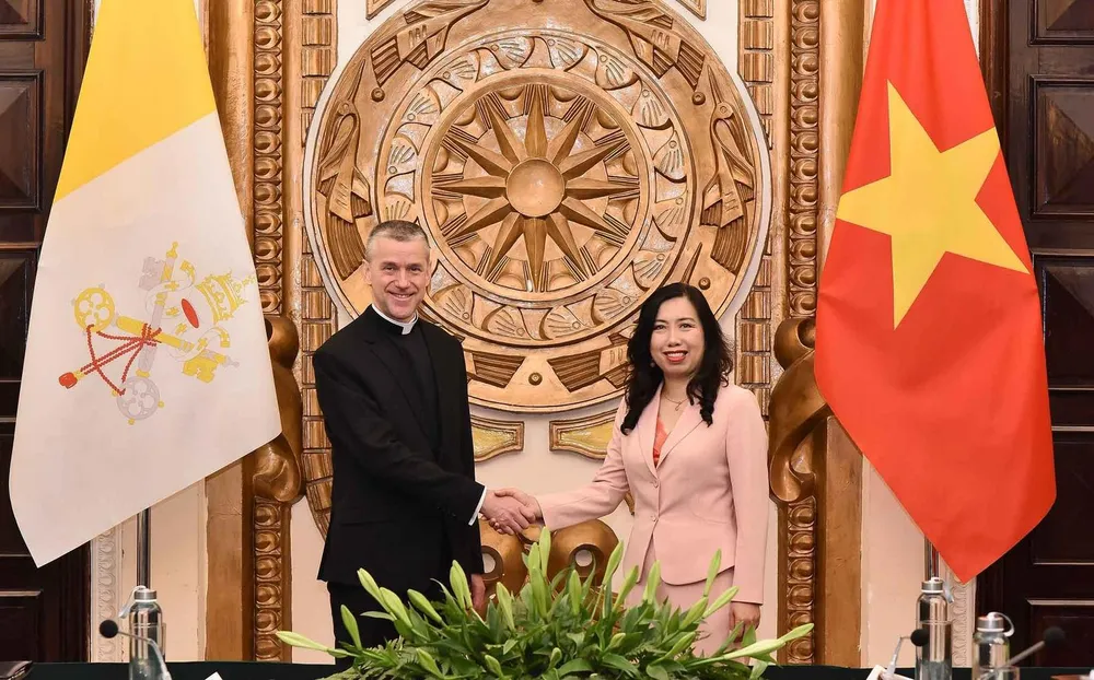 Thứ trưởng Bộ Ngoại giao Lê Thị Thu Hằng và Thứ trưởng Bộ Ngoại giao Tòa thánh Vatican, Đức ông Miroslaw Stanislaw Wachowski. Ảnh: BỘ NGOẠI GIAO Việt Nam -Vatican nhất trí tăng cường trao đổi đoàn, tiếp xúc cấp cao