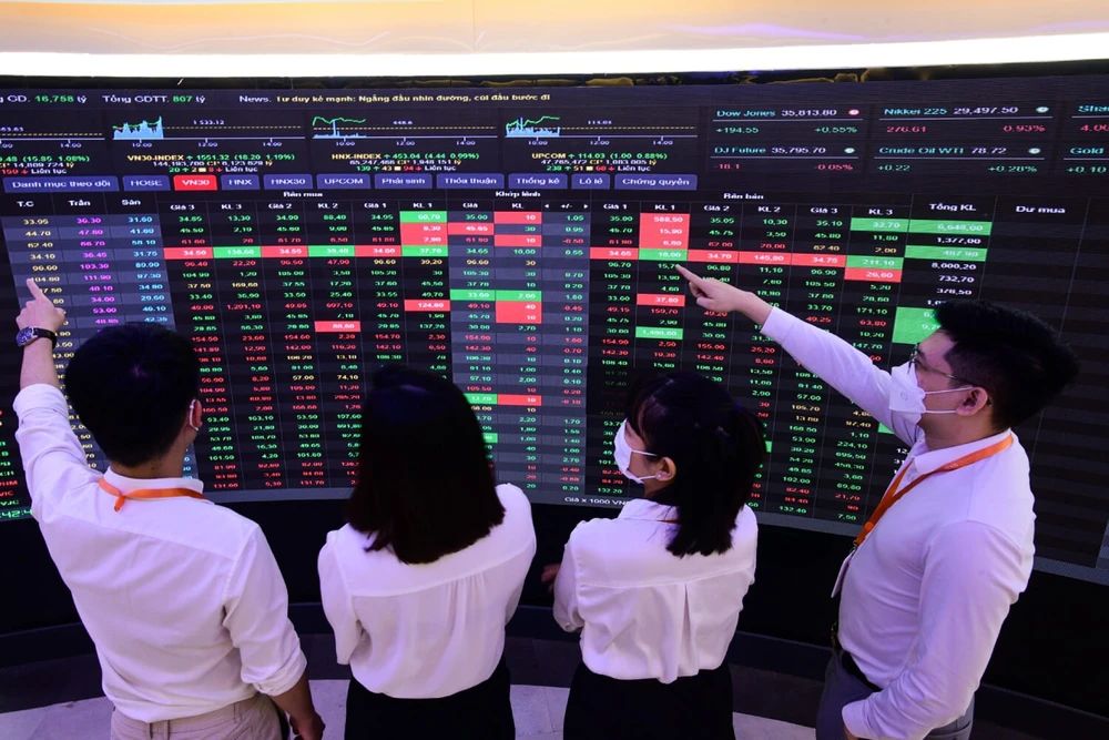 Theo ước tính của WB, trong trường hợp nếu được MSCI và FTSE Russell nâng hạng, thị trường chứng khoán Việt Nam sẽ có khả năng thu hút khoảng 25 tỷ USD vốn đầu tư mới từ các nhà đầu tư quốc tế MSCI thay đổi một tiêu chí trong xếp loại nâng hạng thị trường chứng khoán Việt Nam