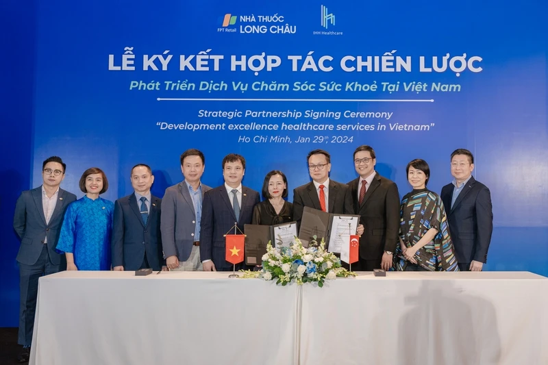 Hợp tác giữa FPT Long Châu và IHH Healthcare đánh dấu bước mở đầu cho việc giới thiệu các phương pháp và kỹ thuật y tế tiên tiến do đội ngũ bác sĩ có chuyên môn tốt của châu Á đến với người Việt Nam - Ảnh: Long Châu 2106IHHHealthcare.jpg