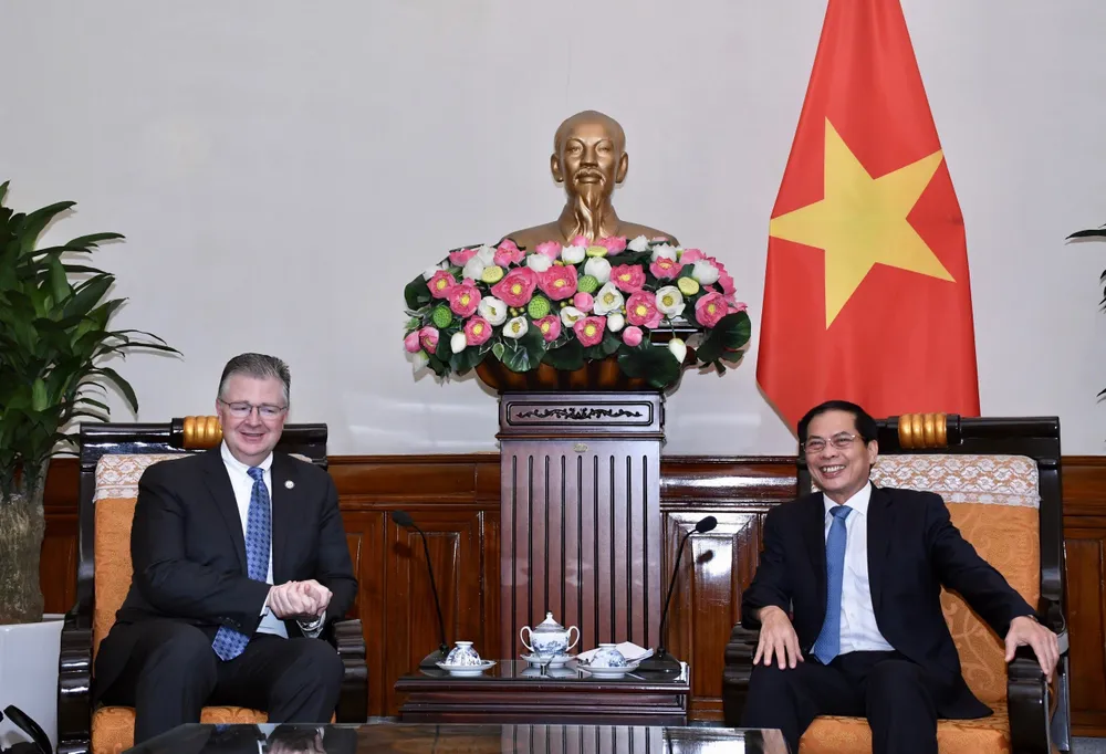 Bộ trưởng Bộ Ngoại giao Bùi Thanh Sơn và Trợ lý Ngoại trưởng Mỹ Daniel Kritenbrink Ảnh: Bộ Ngoại giao Mỹ Bộ trưởng Ngoại giao Bùi Thanh Sơn tiếp Trợ lý Ngoại trưởng Mỹ Daniel Kritenbrink