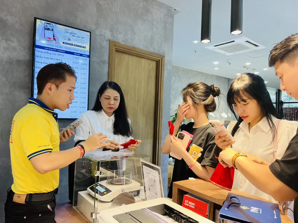 Việc mua vàng trực tuyến công khai danh tính giúp quản lý tốt hơn thị trường vàng và làm minh bạch hóa, tránh đầu cơ, tuy nhiên sẽ cần thêm nhiều biện pháp quyết liệt hơn nữa Ảnh: Ngọc Diệp Cách nào để giải quyết triệt để những tồn tại trên thị trường vàng trong nước?