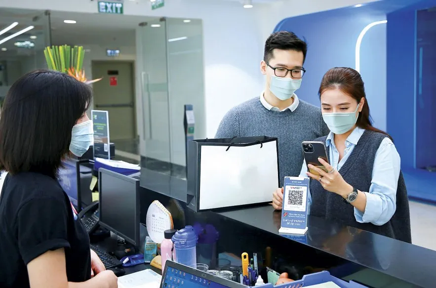 Có một số khách hàng sử dụng điện thoại đời cao, công nghệ hiện đại vẫn gặp nhiều khó khăn trong thực hiện xác thực sinh trắc học tài khoản theo quy định - Ảnh: TBTC Người dân có cần đổi điện thoại khi không thể xác thực sinh trắc học trên ứng dụng ngân hàng?
