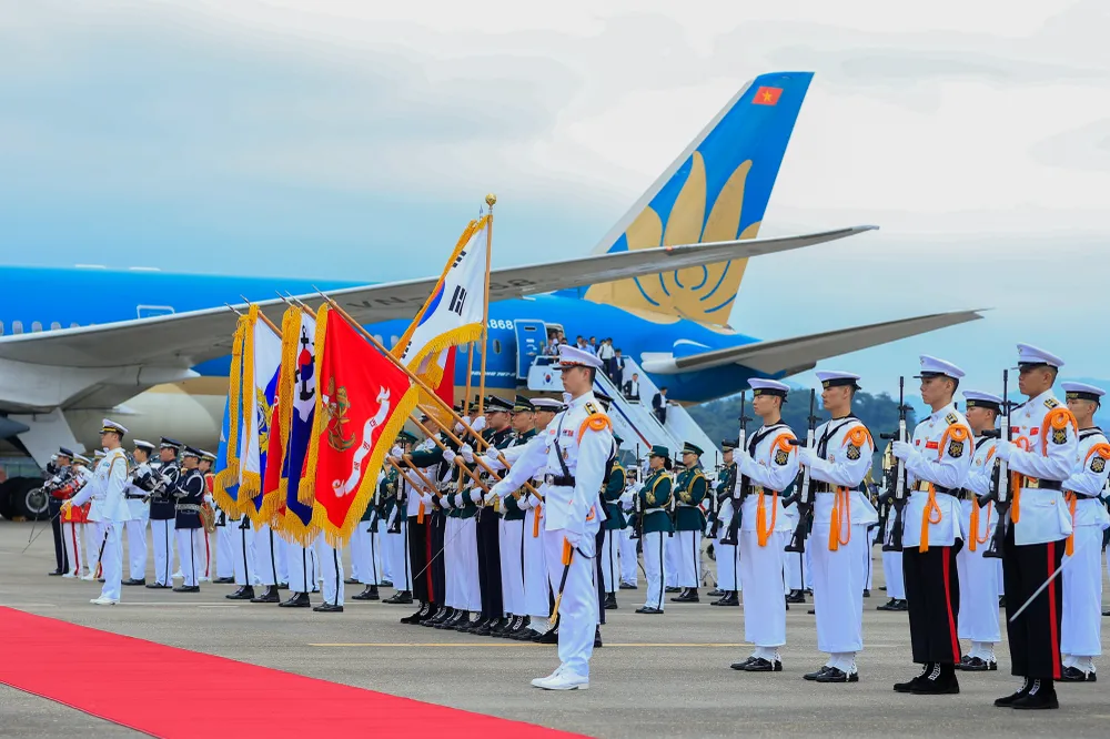 Lễ đón chính thức Thủ tướng Chính phủ Phạm Minh Chính và Phu nhân cùng Đoàn đại biểu Việt Nam được tổ chức trang trọng tại sân bay quân sự Seongnam - Ảnh: VGP HanQuoc3006A.jpg