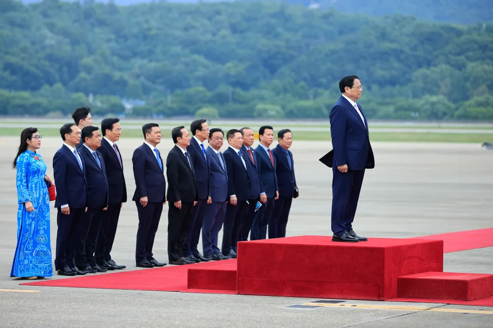 Khi Thủ tướng bước lên bục danh dự, quân nhạc cử quốc thiều Việt Nam vang lên trang nghiêm - Ảnh: VGP HanQuoc3006C.jpg