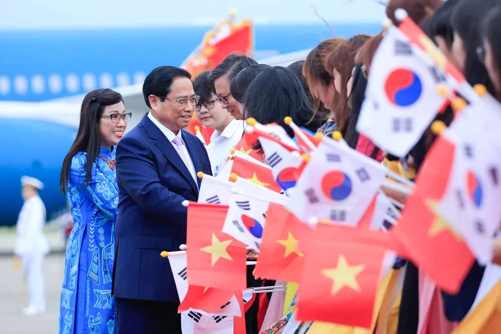 Cán bộ, nhân viên Đại sứ quán và cộng đồng người Việt Nam tại Hàn Quốc nồng nhiệt chào đón Thủ tướng và Phu nhân, cùng Đoàn đại biểu Việt Nam - Ảnh: VGP HanQuoc3006H.jpg