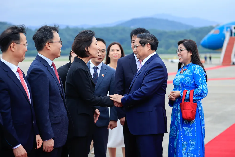 Bộ trưởng Bộ Doanh nghiệp vừa và nhỏ và khởi nghiệp Hàn Quốc chào đón Thủ tướng Phạm Minh Chính và phu nhân - Ảnh: VGP HanQuoc3006I.jpg