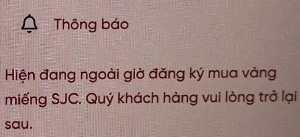 Dù trong giờ giao dịch nhưng hệ thống của 1 ngân hàng thương mại Nhà nước báo ngoài giờ mua vàng - Ảnh: Ngọc Diệp 1007Vang.jpg