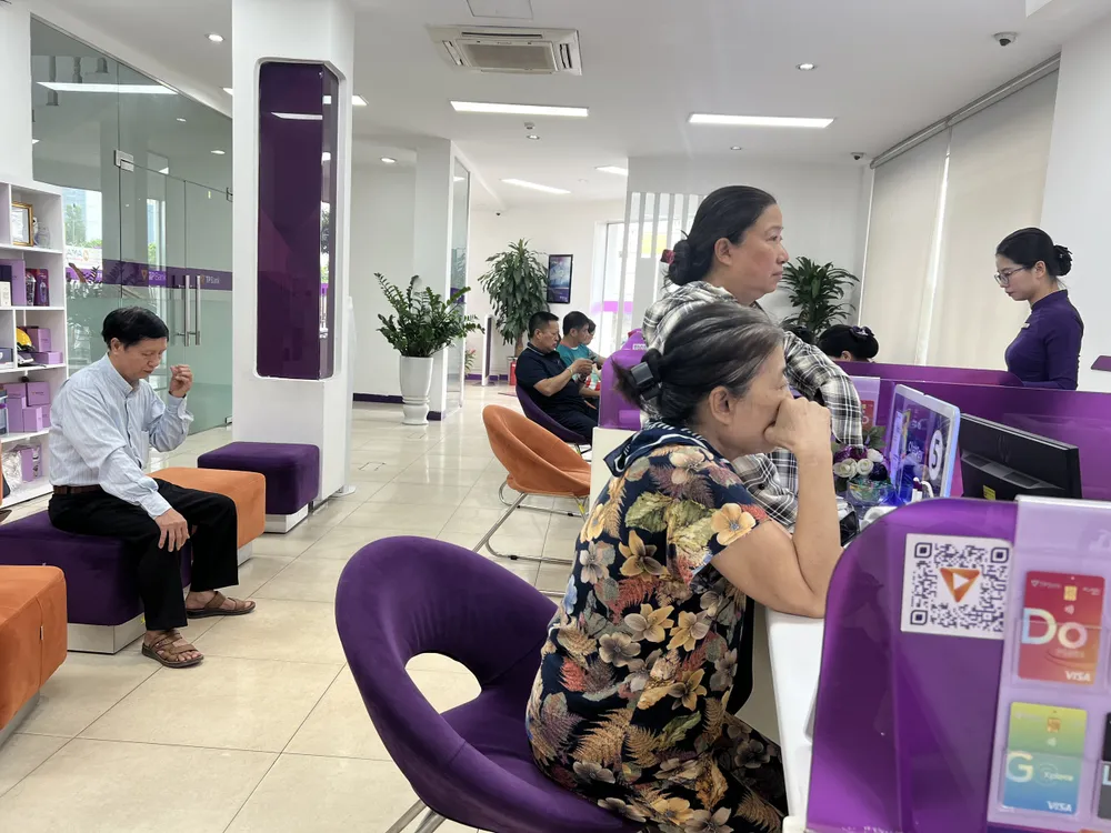 Kênh tiền gửi tiết kiệm vẫn là kênh ưa thích của nhiều người lớn tuổi, có lượng tài chính dồi dào - Ảnh: Ngọc Diệp Khoản tiền 300 triệu gửi ngân hàng nào sẽ được lãi suất huy động cao nhất?