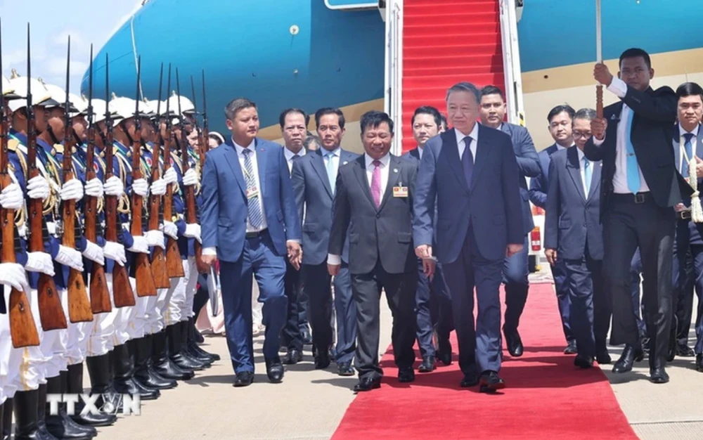 Lễ đón Chủ tịch nước Tô Lâm tại Sân bay quốc tế Phnom Penh. Ảnh: TTXVN Chutichnuoc-Cam2.jpg