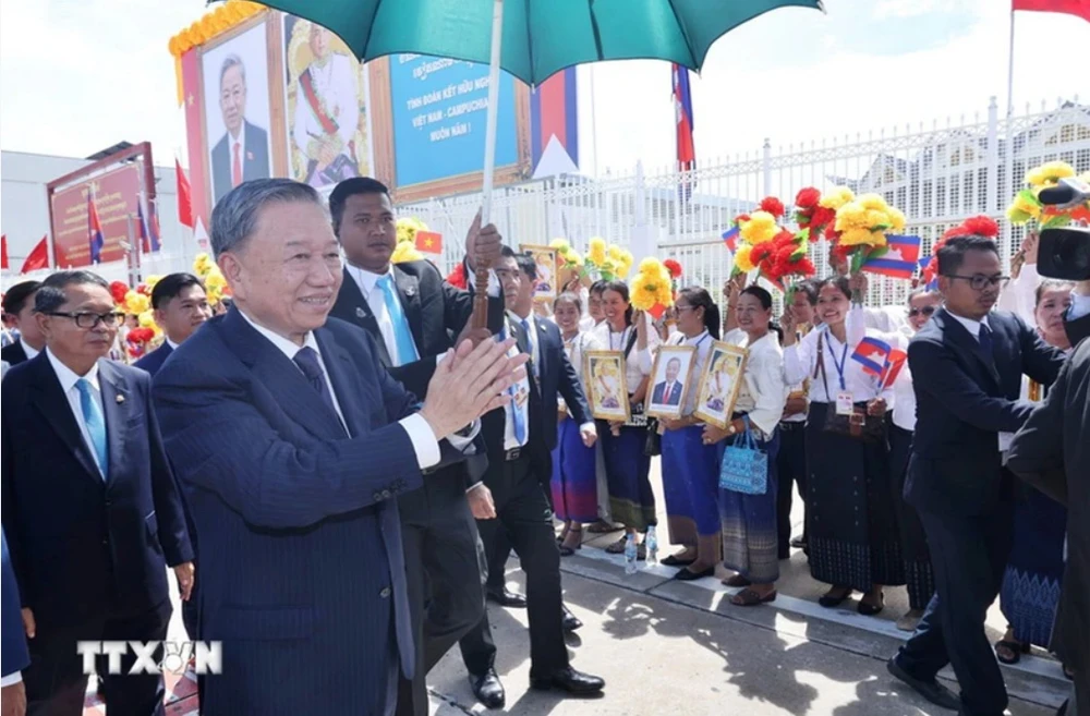 Chủ tịch nước Tô Lâm được đông đảo người dân đón chào tại Campuchia. Ảnh: TTXVN Chutichnuoc-Cam3.jpg