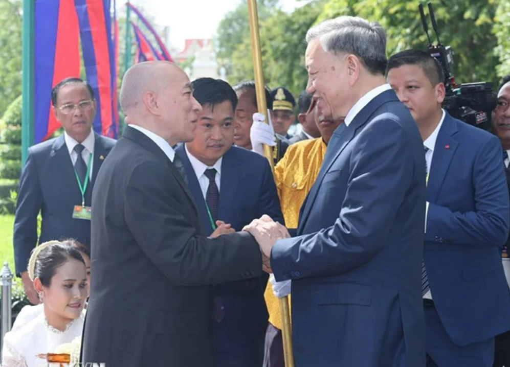 Quốc vương Campuchia Norodom Sihamoni đón Chủ tịch nước Tô Lâm. Ảnh: TTXVN Chutichnuoc-Cam3A.jpg