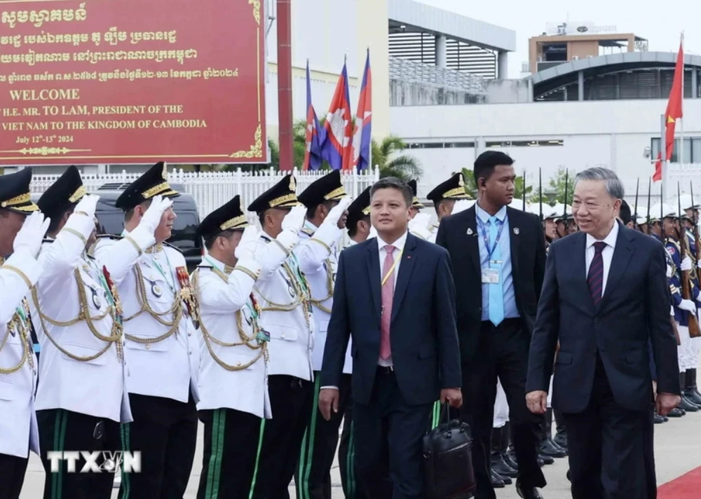 Chủ tịch nước Tô Lâm cùng Đoàn Đại biểu Cấp cao Việt Nam rời Thủ đô Phnom Penh, kết thúc tốt đẹp chuyến thăm cấp Nhà nước tới Vương quốc Campuchia. (Ảnh: Nhan Sáng/TTXVN) Chutichnuoc-Cam4.jpg