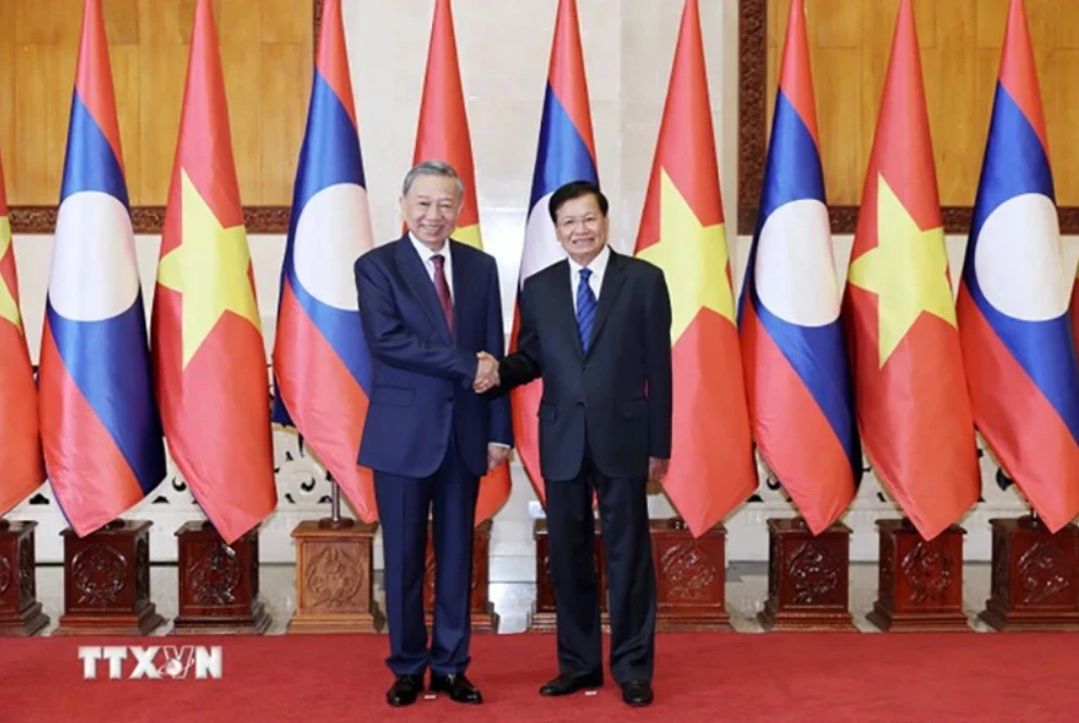 Chủ tịch nước Tô Lâm và Tổng Bí thư, Chủ tịch nước Lào Thongloun Sisoulith chụp ảnh chung. Ảnh: Nhan Sáng/TTXVN Chutichnuoc-Lao1D.jpg