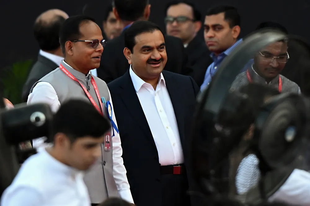 Gautam Adani, ông chủ Tập đoàn Adani, trung tâm tấm hình, là tỷ phú Ấn Độ giàu thứ 16 thế giới. Theo Forbes, tính đến tháng 2-2024, ông sở hữu khối tài sản trị giá 79,5 tỷ USD. Ảnh: Bloomberg Tỷ phú Ấn Độ giàu thứ 2 châu Á muốn đầu tư làm cảng biển Đà Nẵng