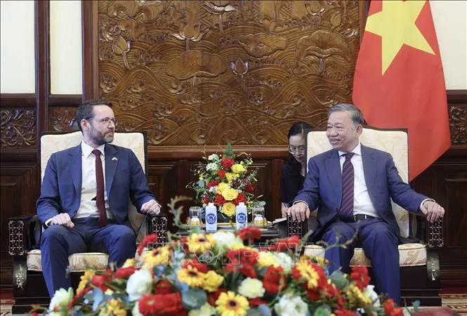 Chủ tịch nước Tô Lâm đã tiếp ông Iain Frew, Đại sứ Liên hiệp Vương quốc Anh và Bắc Ireland tại Việt Nam - Ảnh:TTXVN Chủ tịch nước Tô Lâm tiếp Đại sứ Anh Iain Frew
