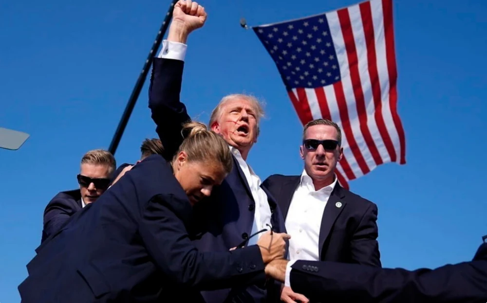 Ông Donald Trump sau khi bị tấn công - Ảnh:TTXVN/AP Lãnh đạo Việt Nam gửi lời thăm hỏi ông Donald Trump sau vụ ám sát hụt