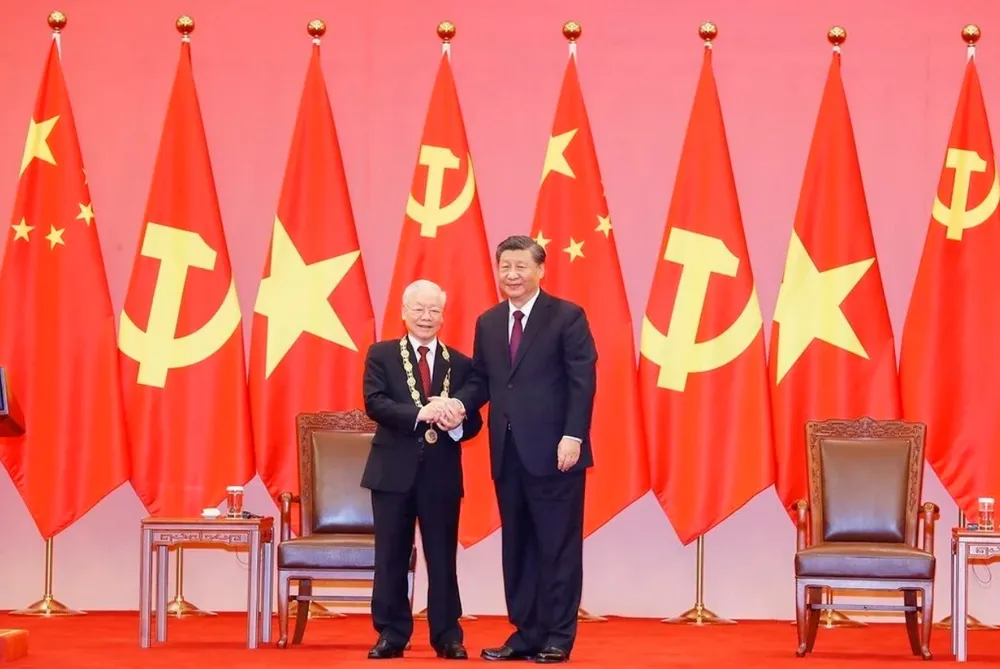 Tổng Bí thư, Chủ tịch nước Trung Quốc Tập Cận Bình trao Huân chương Hữu nghị tặng Tổng Bí thư Nguyễn Phú Trọng, trong chuyến thăm chính thức nước Cộng hòa Nhân dân Trung Hoa từ ngày 30-10 đến 1-11-2022. Ảnh: TTXVN tong-bi-thu-nguyen-phu-trong-la-nha-chinh-tri-kiet-xuat-nha-ly-luan-vi-dai.jpg