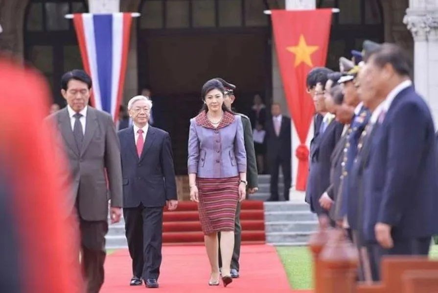 Thủ tướng Thái Lan Yingluck Shinawatra chủ trì lễ đón Tổng Bí thư Nguyễn Phú Trọng tại Bangkok, tháng 6/2013. (Nguồn: TTXVN) 2407Thai2.jpg