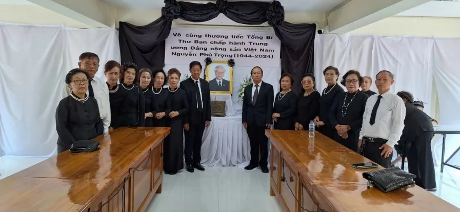 Người Việt tỉnh Nakhon Phanom lập ban thờ viếng Tổng Bí thư Nguyễn Phú Trọng. (Nguồn: Hội Thái-Việt tỉnh Nakhon Phanom) 2407Thai5.jpg