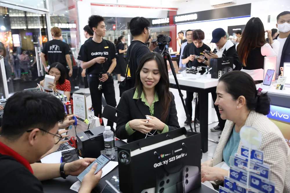 Doanh thu trung bình của mỗi cửa hàng FPT Shop hiện ước tính khoảng 1,6 tỷ/ngày - Ảnh: NGỌC DIỆP Các đại gia ngành bán lẻ đã kinh doanh ra sao khi người dân “thắt lưng buộc bụng”?