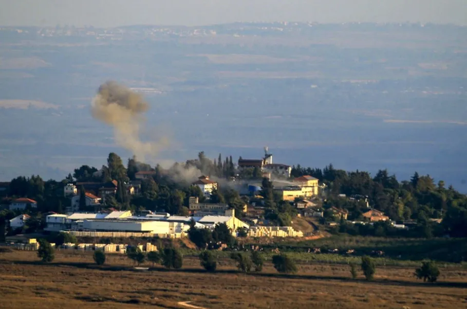 Tình hình căng thẳng giữa quân đội Israel và Hezbollah đang gia tăng - Ảnh: AFP Cảnh báo nguy hiểm tới công dân Việt Nam ở Israel, Iran và Lebanon