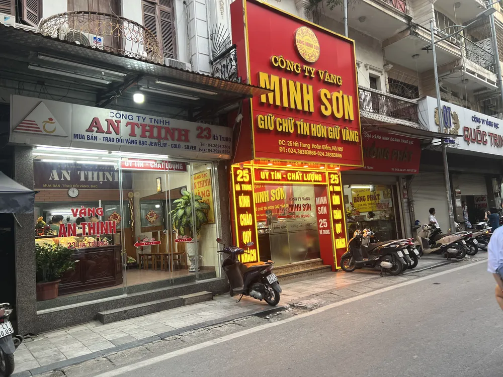 Có một số điểm kinh doanh vàng sẵn sàng bán vàng SJC cho khách, tuy nhiên từ chối giao dịch tại cửa hàng - Ảnh: NGỌC DIỆP Diễn biến “lạ” trên thị trường vàng miếng SJC