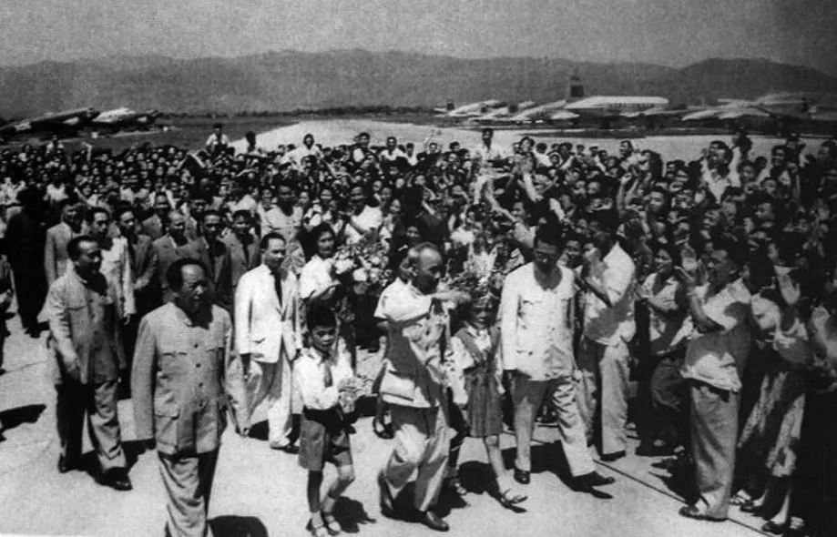 Nhân dân Trung Quốc chào mừng đoàn đại biểu Chính phủ Việt Nam, do Chủ tịch Hồ Chí Minh dẫn đầu, thăm hữu nghị Trung Quốc, tháng 6-1955. (Ảnh: Tư liệu) 1608A.jpg