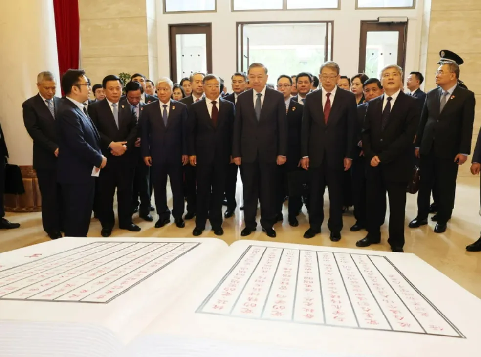 Tổng Bí thư, Chủ tịch nước Tô Lâm thăm phòng truyền thống của Trường Đảng Trung ương Đảng Cộng sản Trung Quốc. (Ảnh: Trí Dũng-TTXVN) 2008A.jpg