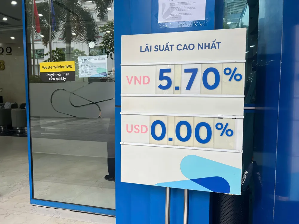 Lãi suất huy động tiền gửi có nhiều biến động trái chiều trong thời gian gần đây. Ảnh: NGỌC DIỆP Gửi bao nhiêu tiền để được lãi suất huy động 9,5%?