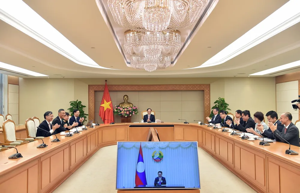Hai Phó Thủ tướng, Bộ trưởng Bộ Ngoại giao Việt Nam - Lào bày tỏ vui mừng trước sự phát triển tốt đẹp, ngày càng gắn bó và tin cậy trên nhiều lĩnh vực giữa hai nước thời gian qua. Ảnh: Bộ Ngoại giao Phó Thủ tướng, Bộ trưởng Ngoại giao Bùi Thanh Sơn điện đàm với Bộ trưởng Ngoại giao Lào Saleumxay Kommasith