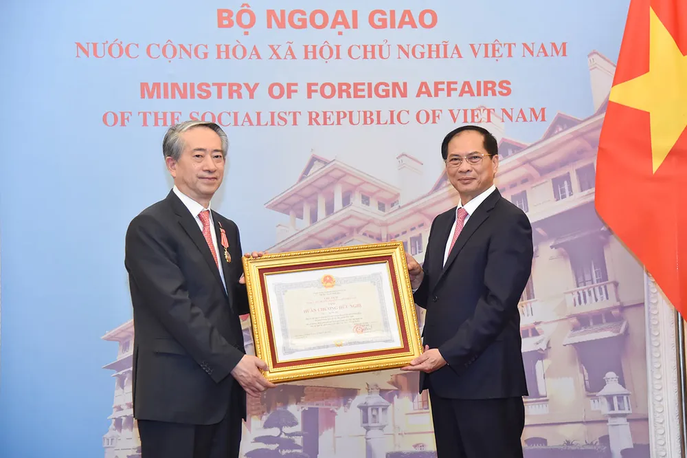 Phó Thủ tướng, Bộ trưởng Ngoại giao Bùi Thanh Sơn trao tặng Huân chương Hữu nghị cho Đại sứ Trung Quốc Hùng Ba. Ảnh: BỘ NGOẠI GIAO Trao Huân chương Hữu nghị tặng Đại sứ Trung Quốc Hùng Ba