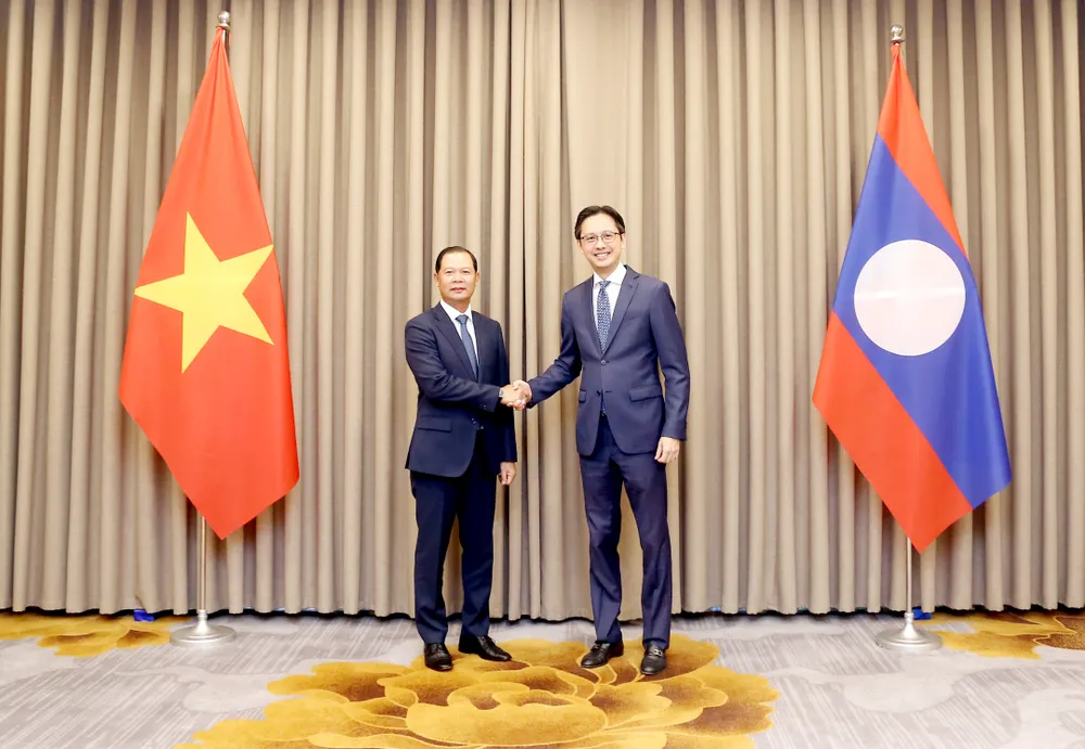Thứ trưởng Bộ Ngoại giao Việt Nam Đỗ Hùng Việt và Thứ trưởng Bộ Ngoại giao Lào Phoxay Khaykhamphithoune - Ảnh: Bộ Ngoại giao 2908HungViet.JPG