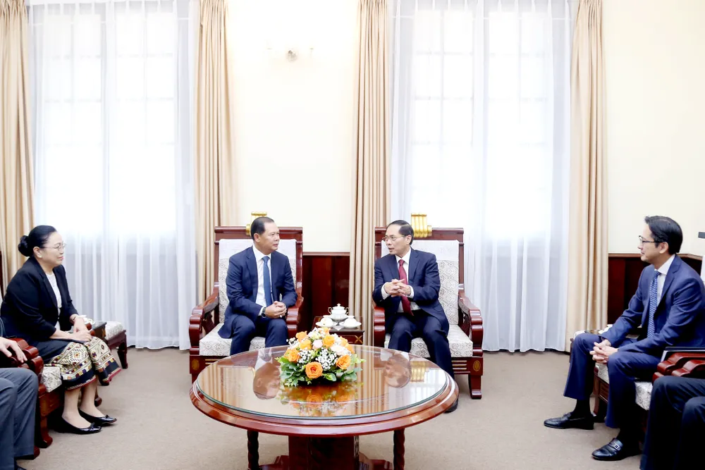 Phó Thủ tướng, Bộ trưởng Ngoại giao Bùi Thanh Sơn và Thứ trưởng Bộ Ngoại giao Lào Phoxay Khaykhamphithoune - Ảnh: Bộ Ngoại giao Phó Thủ tướng, Bộ trưởng Ngoại giao Bùi Thanh Sơn tiếp Thứ trưởng Ngoại giao Lào