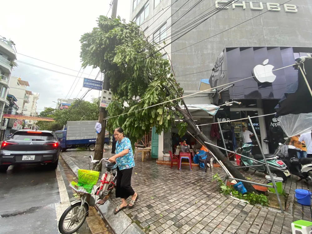 Cơ sở hạ tầng nhiều nơi tại Nam Định bị thiệt hại nặng sau bão số 3. Ảnh: TRỌNG PHÚ 0809NamDinh.jpg