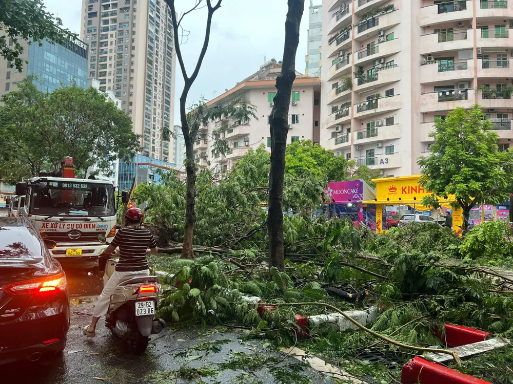 Nhân viên điện lực tích cực xử lý hậu quả ngắt kết nối điện sau bão Yagi - Ảnh: NGỌC DIỆP Hanoi3.jpg