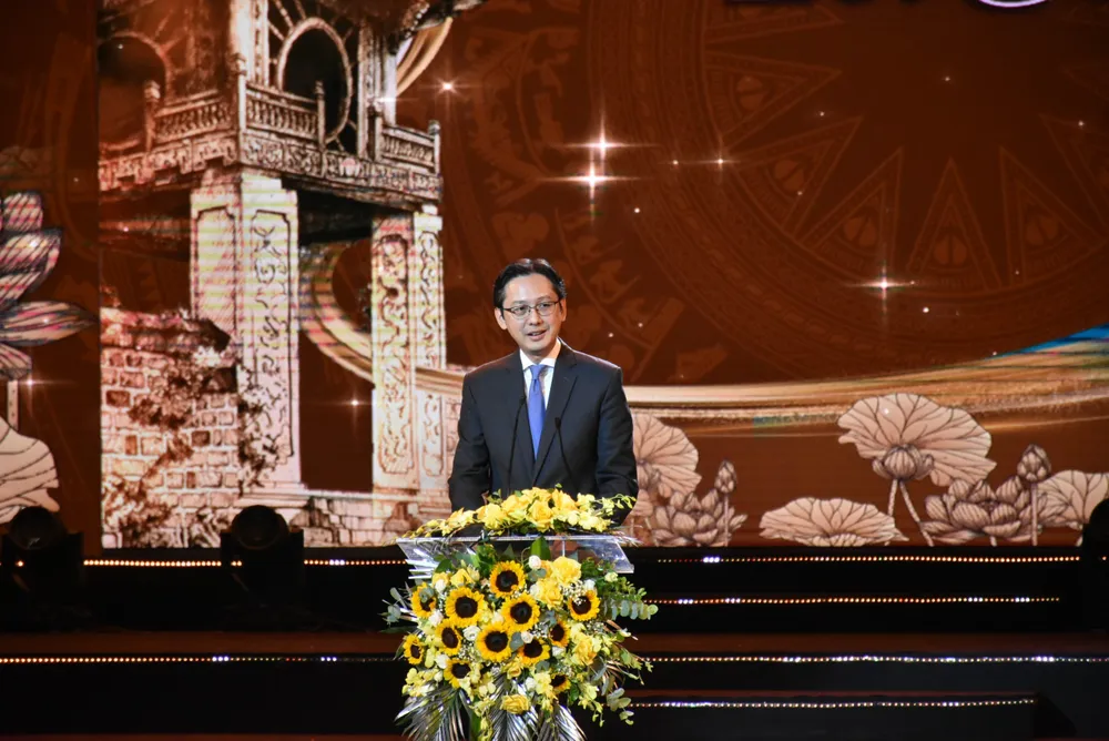 Thứ trưởng Bộ Ngoại giao Đỗ Hùng Việt phát biểu tại sự kiện vinh danh Sứ giả tiếng Việt. Ảnh: Ủy ban Nhà nước về người Việt Nam ở nước ngoài (Bộ Ngoại giao) Vinh danh hai Sứ giả tiếng Việt toàn cầu