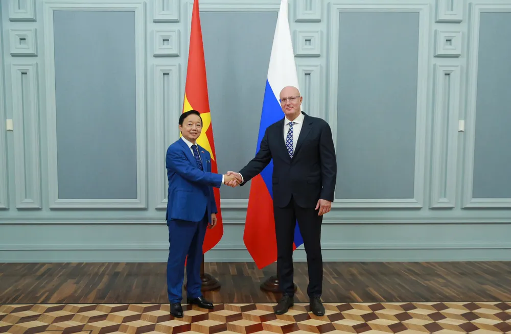 Phó Thủ tướng Trần Hồng Hà và Phó Thủ tướng Dmitry Nikolayevich Chernyshenko cùng hai đoàn đại biểu đã cùng nhau đánh giá, trao đổi ý kiến về kết quả hợp tác trên nhiều lĩnh vực, và đưa ra các giải pháp cho các vướng mắc, khó khăn còn tồn đọng - Ảnh: Bộ Ngoại giao Phó Thủ tướng Trần Hồng Hà đồng chủ trì khóa họp về hợp tác kinh tế - thương mại và khoa học – kỹ thuật