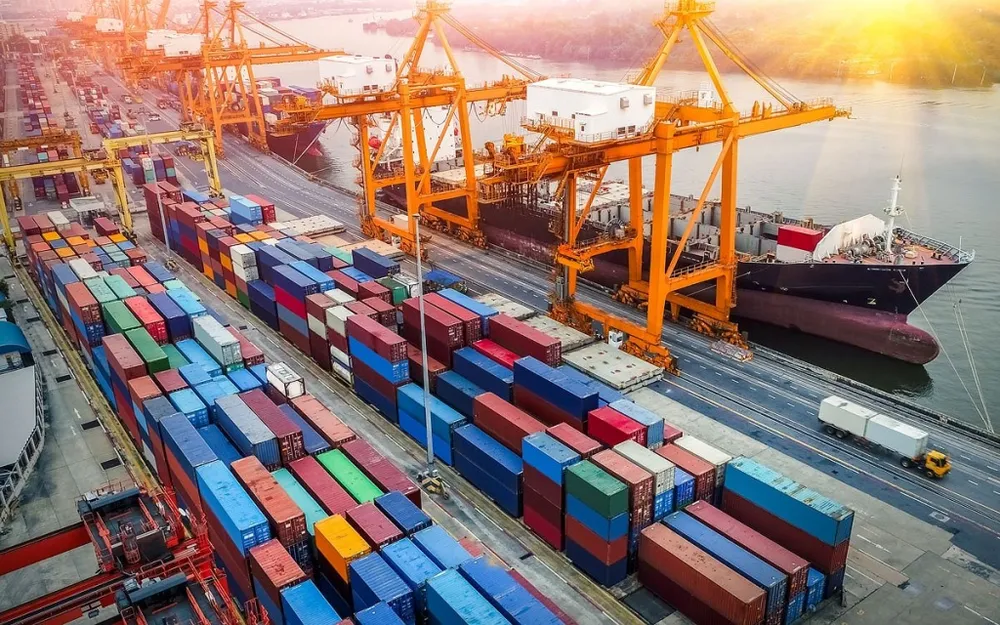 Trái với lo ngại của nhiều người, đồng USD hạ giá không ảnh hưởng quá mạnh đến xuất nhập khẩu của Việt Nam - Ảnh: Chính Phủ 2009xuatkhau.jpg