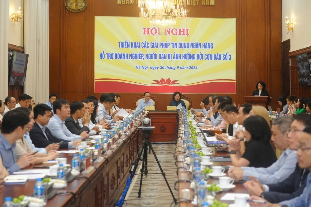 Lãnh đạo NHNN họp với các NHTM về các chính sách hỗ trợ khách hàng bị thiệt hại do bão số 3. Ảnh: TBNH Ngành ngân hàng hỗ trợ hơn 83.400 khách hàng vay vốn bị thiệt hại do bão số 3