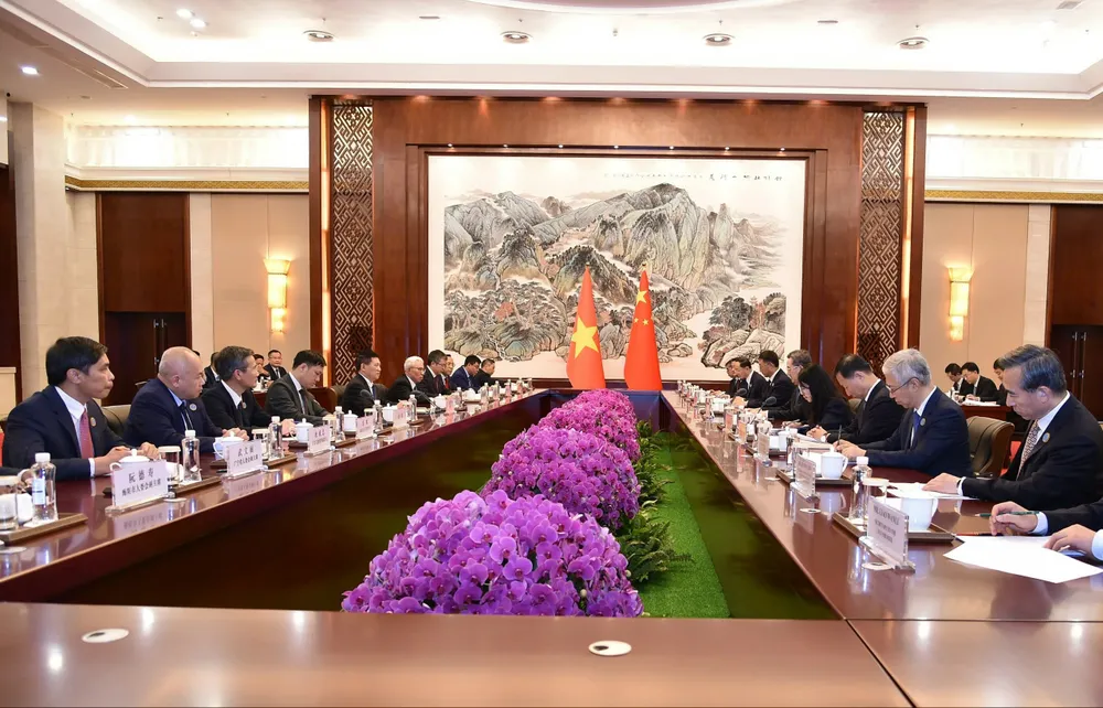 Hai Phó Thủ tướng nhất trí tăng cường chỉ đạo các bộ, ngành, địa phương hai nước tích cực hiện thực hóa và cụ thể hóa các thỏa thuận và nhận thức chung cấp cao, tăng cường hợp tác thực chất trên các lĩnh vực - Ảnh: Bộ Ngoại giao 2409China3.jpg