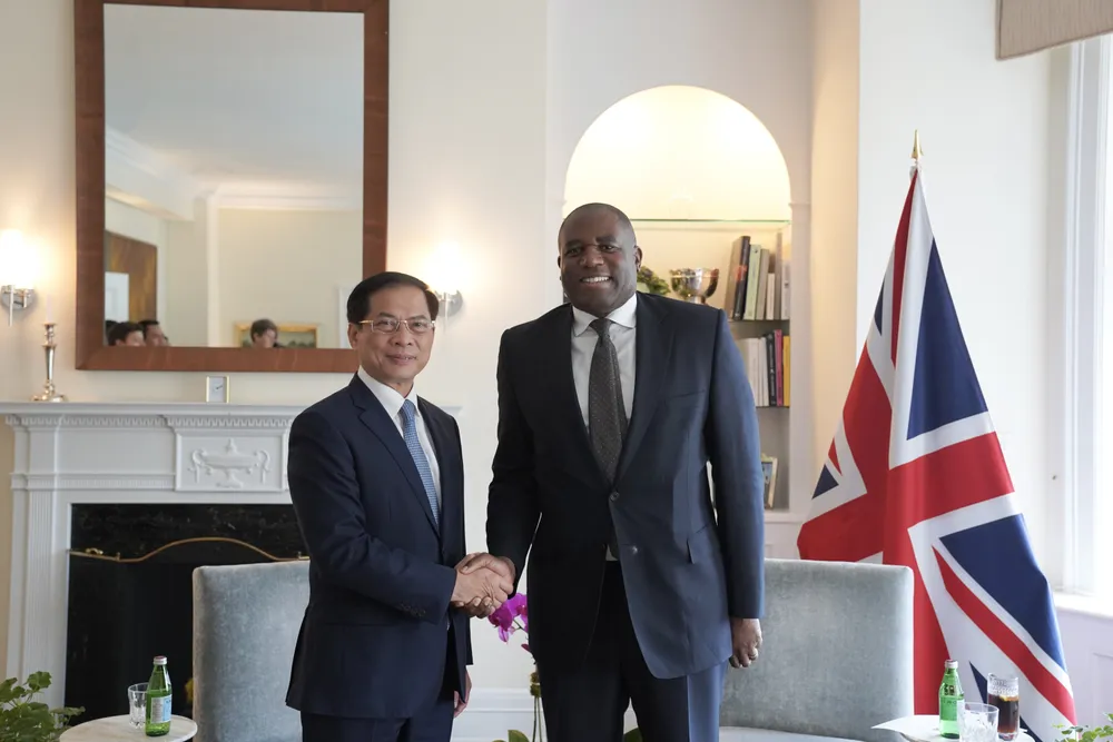 Phó Thủ tướng, Bộ trưởng Bộ Ngoại giao Bùi Thanh Sơn và Bộ trưởng Ngoại giao Anh David Lammy - Ảnh: Bộ Ngoại giao Phó Thủ tướng, Bộ trưởng Ngoại giao Bùi Thanh Sơn đánh giá cao việc Anh công nhận quy chế kinh tế thị trường của Việt Nam