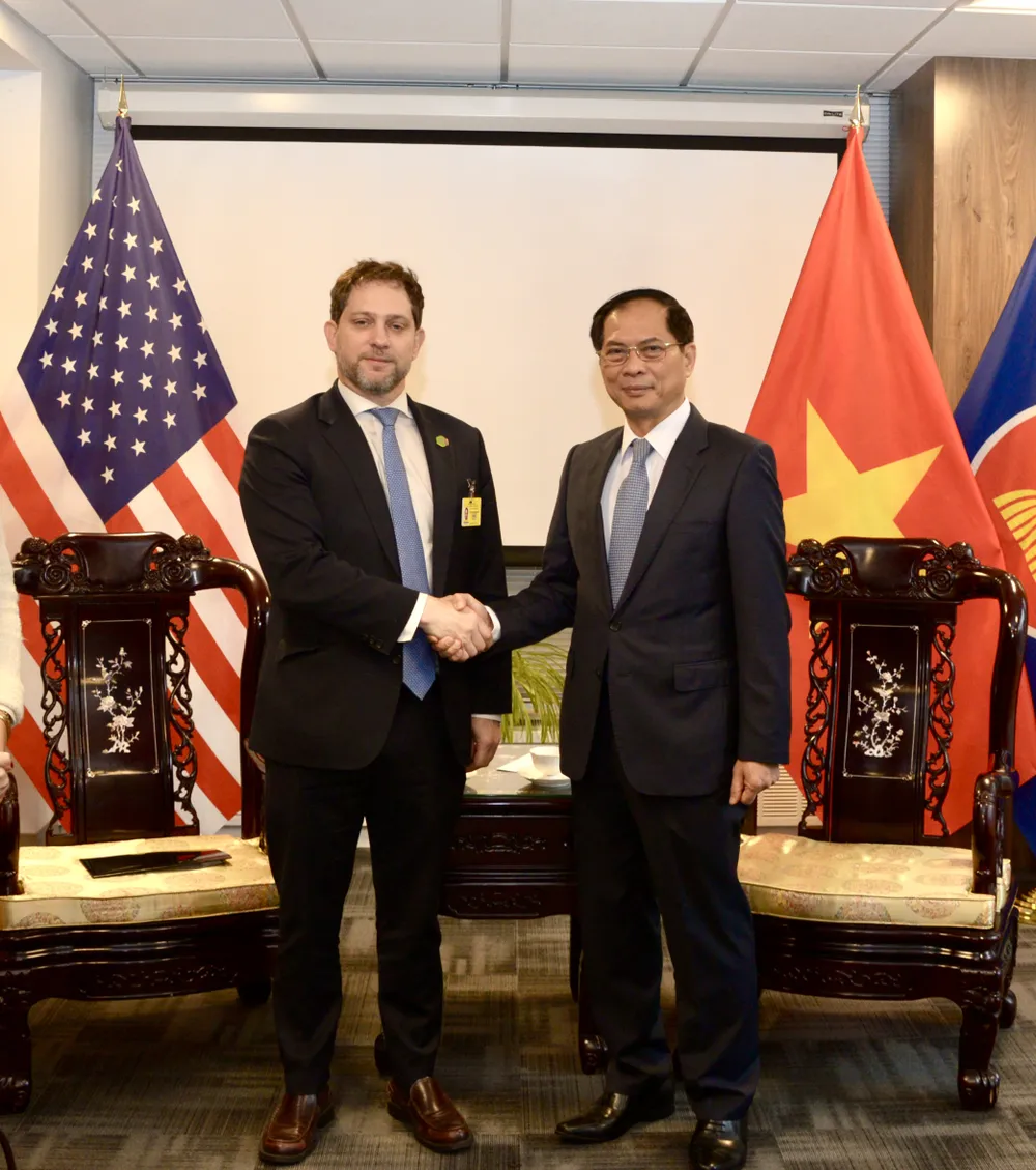 Phó Thủ tướng Chính phủ, Bộ trưởng Bộ Ngoại giao Bùi Thanh Sơn gặp Phó cố vấn An ninh Quốc gia Hoa Kỳ Jonathan Finer - Ảnh: Bộ Ngoại giao Phó Thủ tướng Chính phủ, Bộ trưởng Bộ Ngoại giao Bùi Thanh Sơn gặp Phó Cố vấn An ninh Quốc gia Hoa Kỳ