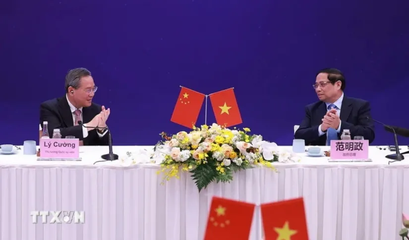 Thủ tướng Phạm Minh Chính và Thủ tướng Trung Quốc Lý Cường tại tọa đàm doanh nghiệp Việt Nam-Trung Quốc. (Ảnh: TTXVN) 1310TrungQuoc2.jpg