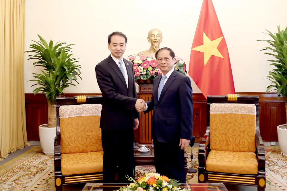 Phó Thủ tướng, Bộ trưởng Bộ Ngoại giao Bùi Thanh Sơn, Chủ tịch Ủy ban chỉ đạo hợp tác song phương Việt Nam - Trung Quốc tiếp Đại sứ Đặc mệnh toàn quyền nước Cộng hòa nhân dân Trung Hoa Hà Vĩ - Ảnh: Bộ Ngoại giao Phó Thủ tướng Chính phủ Bùi Thanh Sơn tiếp Đại sứ Trung Quốc Hà Vĩ