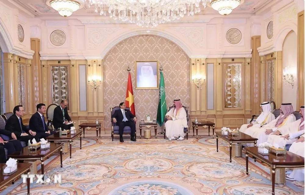 Thủ tướng Phạm Minh Chính gặp Thủ tướng, Thái tử Saudi Arabia Mohammad bin Salman sáng 20-10-2023, tại thành phố Riyadh, Saudi Arabia. (Ảnh: TTXVN) Triển vọng hợp tác Việt Nam-Saudi Arabia còn rất nhiều dư địa phát triển