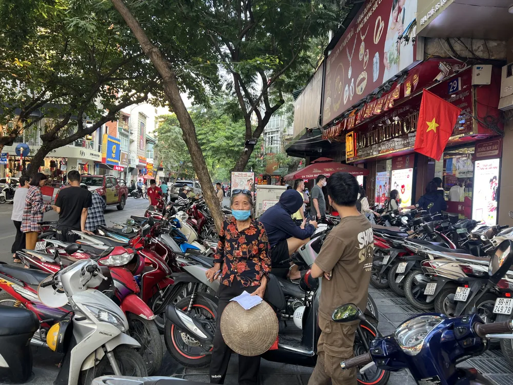 Giá vàng thế giới bật tăng mạnh, thị trường vàng trong nước mua bán sôi động