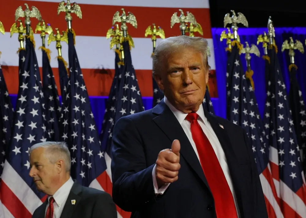 Ông Donald Trump đứng trên sân khấu tại cuộc vận động tại Trung tâm Hội nghị Palm Beach ở West Palm Beach, Florida. Ảnh: Reuters Phân tích tác động của chính sách thời ông Donald Trump đến kinh tế Việt Nam