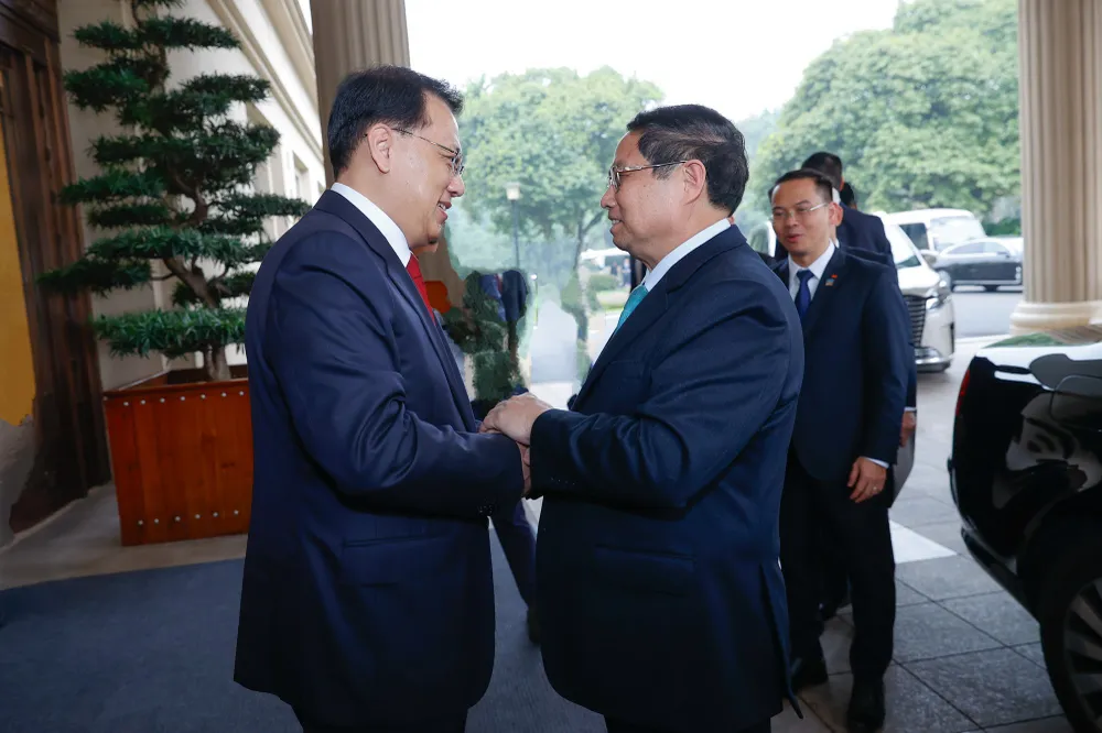 Bí thư Trùng Khánh (Trung Quốc) Viên Gia Quân đón Thủ tướng Phạm Minh Chính. Ảnh: VGP thu-tuong-pham-minh-chinh-hoi-kien-bi-thu-trung-khanh-trung-quoc.jpg